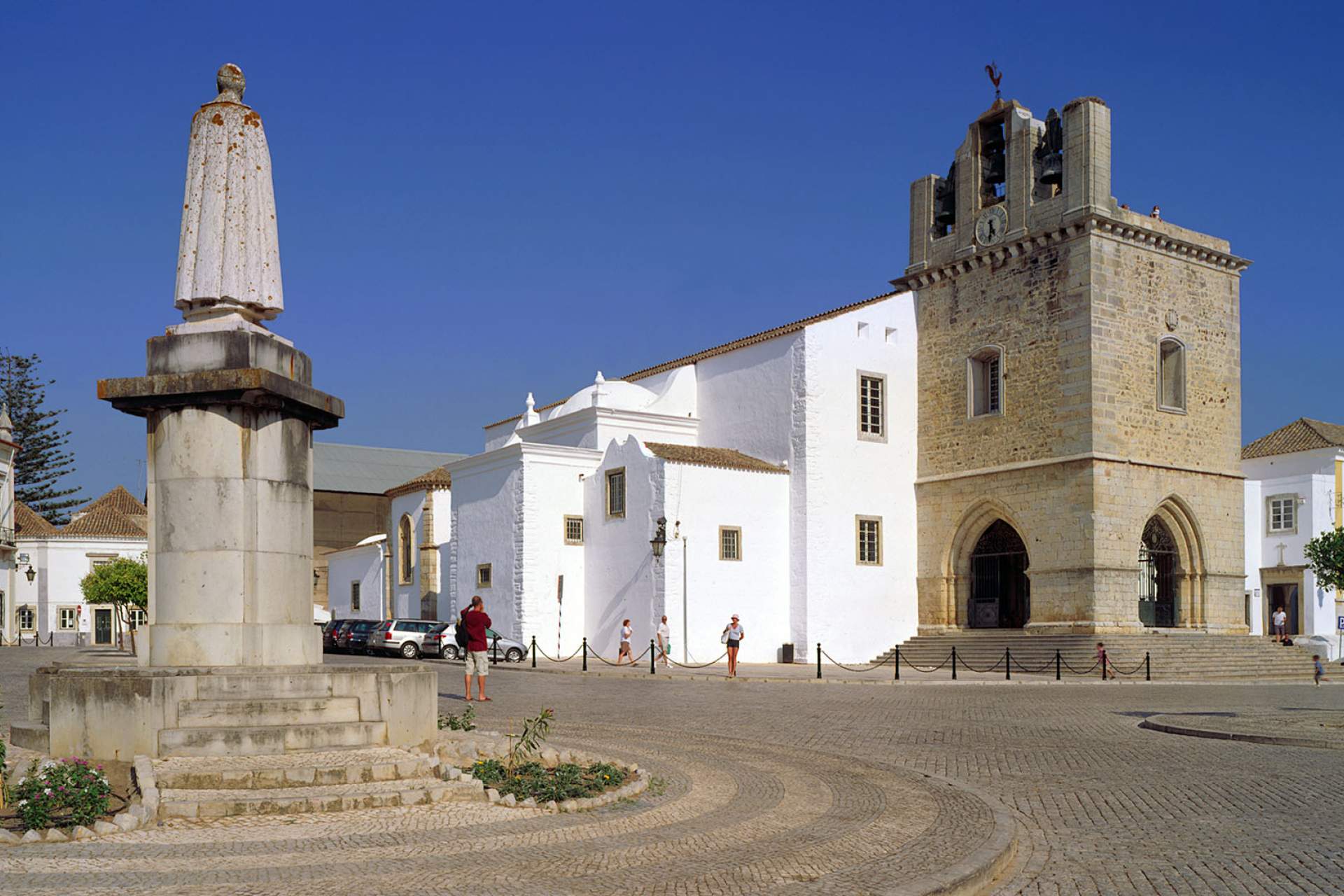 Exterior of Faro Cathedral  / Faro / Rui Morais de Sousa