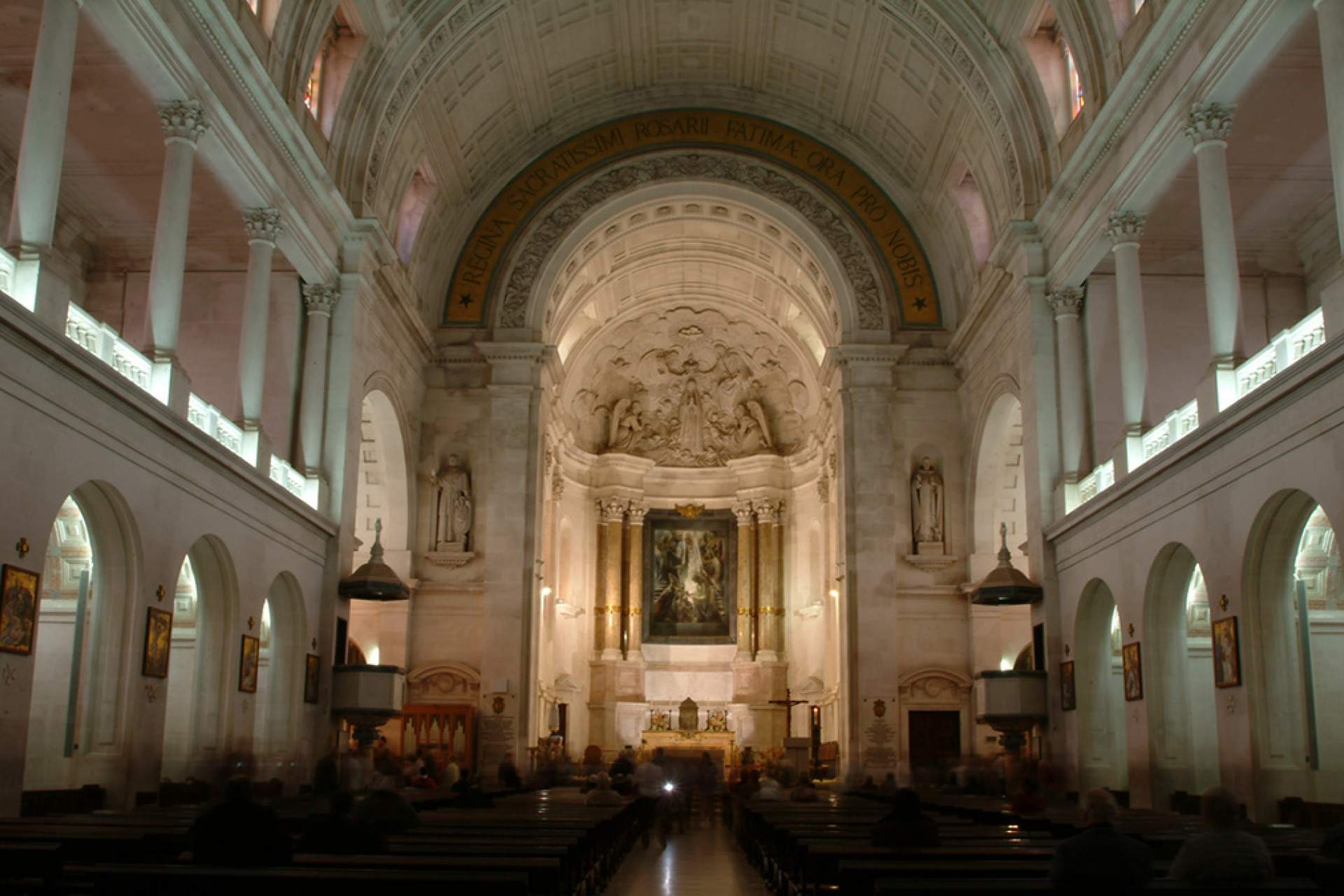 Interior da Basílica de Nossa Senhora do Rosário de Fátima / Fátima