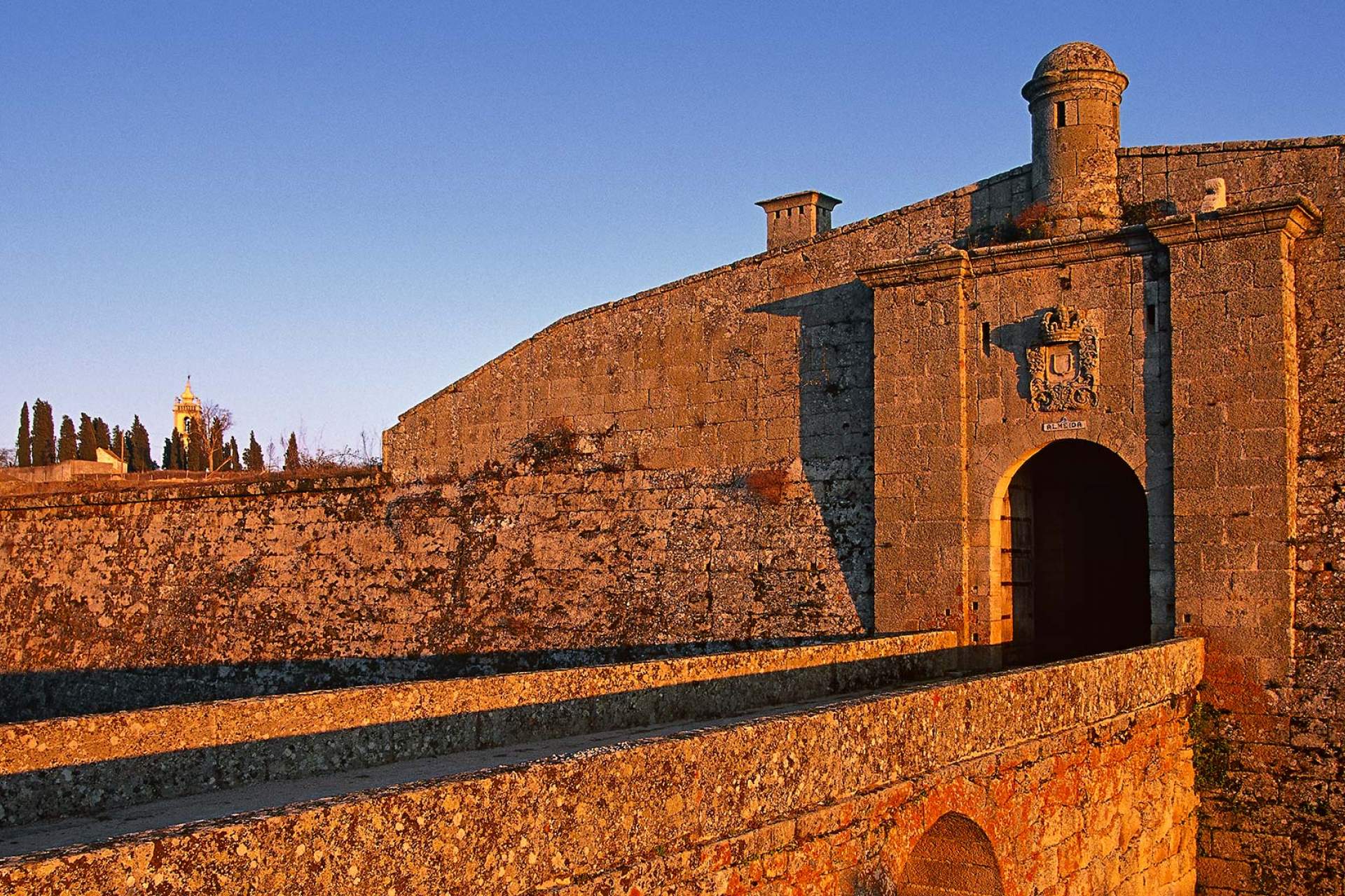 Walls of the Almeida Square / Almeida / Francisco Almeida Dias