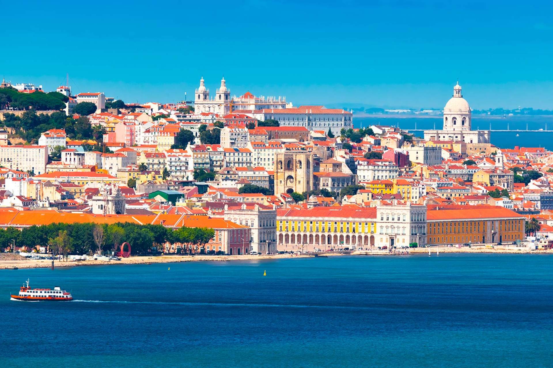 View of Lisbon / Lisboa / Interpixels_Sutterstock
