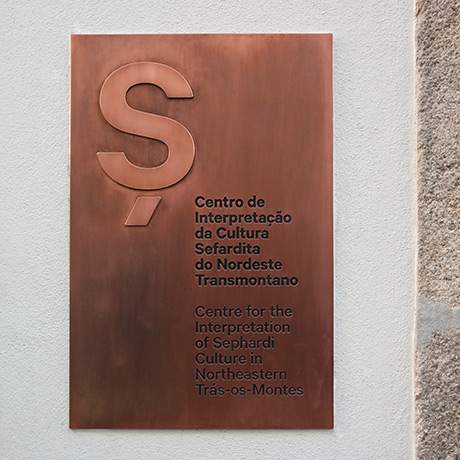 Placa do Centro de Interpretação da Cultura Sefardita do Nordeste Transmontano, Bragança